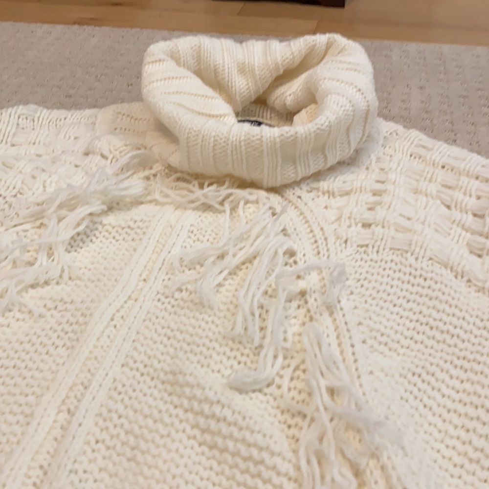 Ivory poncho - Picture 3 of 3